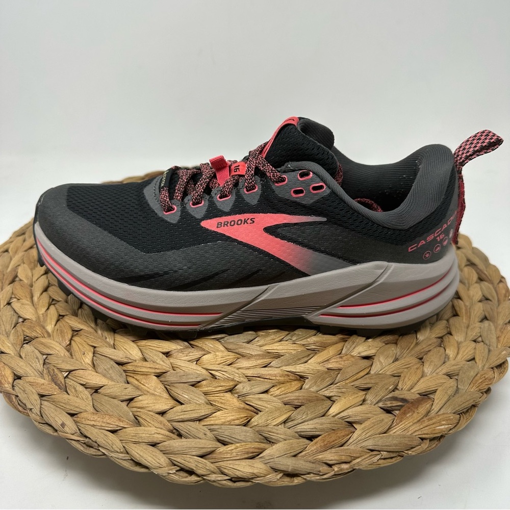 BROOKS Cascadia 16 Gore Tex Trail Running Shoes Black Pearl Coral Size 6.5